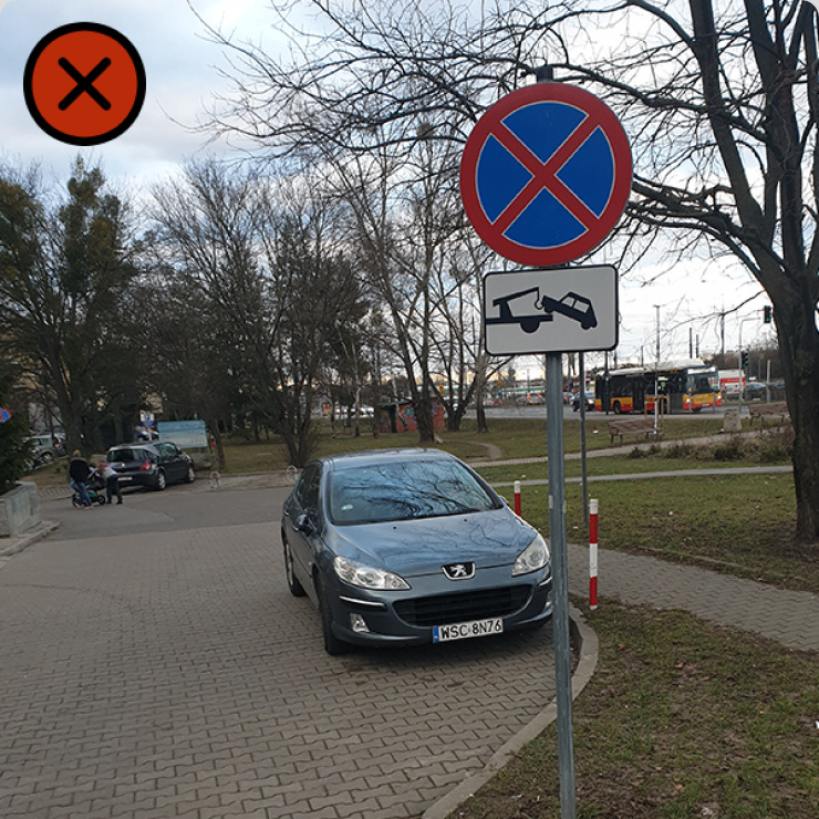 Zdjęcie pojazdu stojącego za znakiem B-36, oba po tej samej stronie drogi.