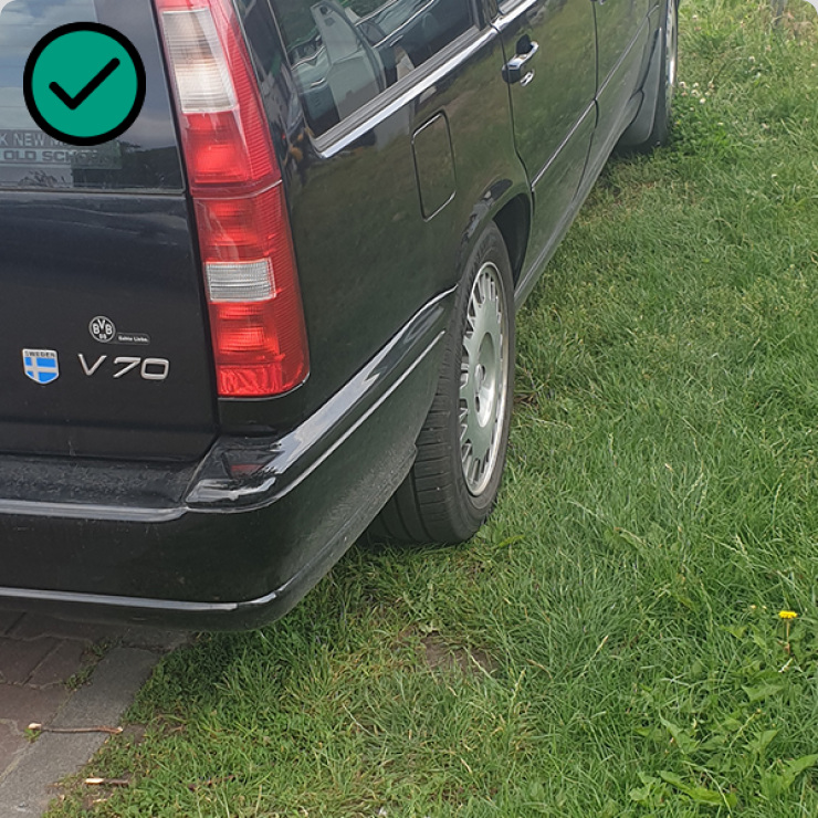 Zdjęcie pojazdu stojącego bardzo wyraźnie na trawniku.